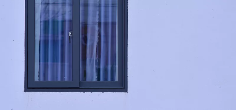 Slider window with a sash moving horizontally